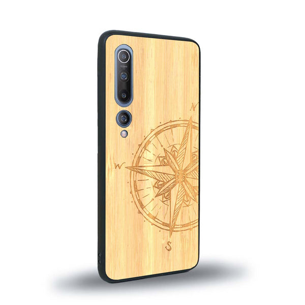 Coque de protection en bois véritable fabriquée en France pour Xiaomi Mi 10 avec une gravure "rose des vents" sur le thème nautique et de l'océan qui s'inspire des boussoles de pirate