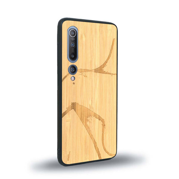 Coque de protection en bois véritable fabriquée en France pour Xiaomi Mi 10 représentant une silhouette féminine dessinée à la main par l'artiste Maud Dabs
