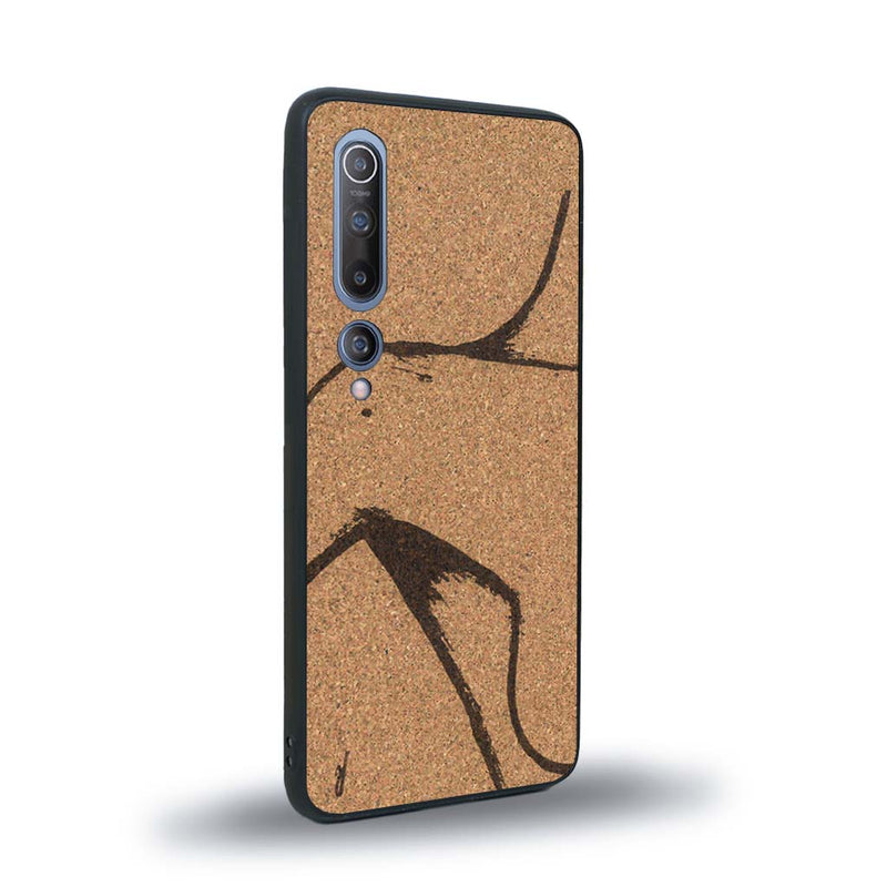 Coque de protection en bois véritable fabriquée en France pour Xiaomi Mi 10 représentant une silhouette féminine dessinée à la main par l'artiste Maud Dabs