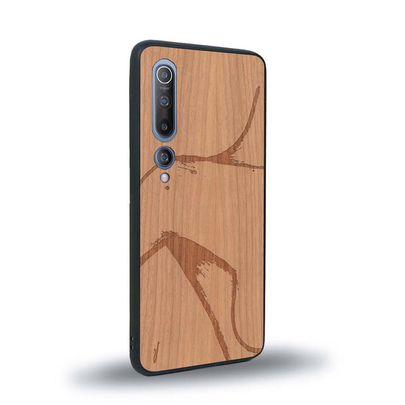 Coque de protection en bois véritable fabriquée en France pour Xiaomi Mi 10 représentant une silhouette féminine dessinée à la main par l'artiste Maud Dabs