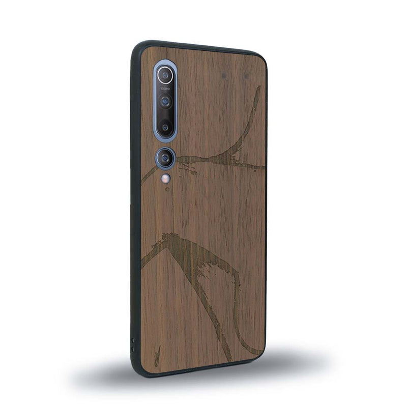 Coque de protection en bois véritable fabriquée en France pour Xiaomi Mi 10 représentant une silhouette féminine dessinée à la main par l'artiste Maud Dabs