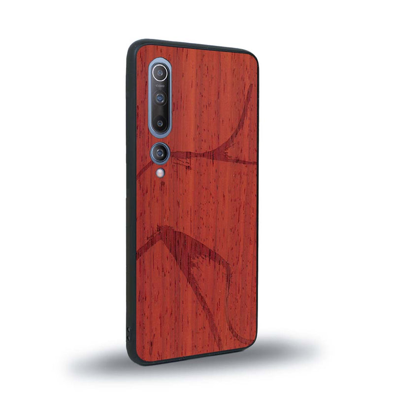 Coque de protection en bois véritable fabriquée en France pour Xiaomi Mi 10 représentant une silhouette féminine dessinée à la main par l'artiste Maud Dabs