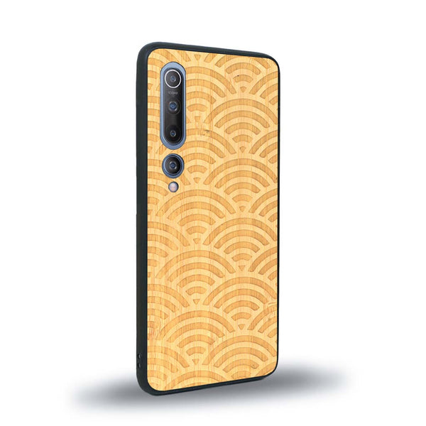 Coque de protection en bois véritable fabriquée en France pour Xiaomi Mi 10 baptisée "La Sinjak" avec un motif de gravure abstrait représentant la répétition d'un symbole wifi