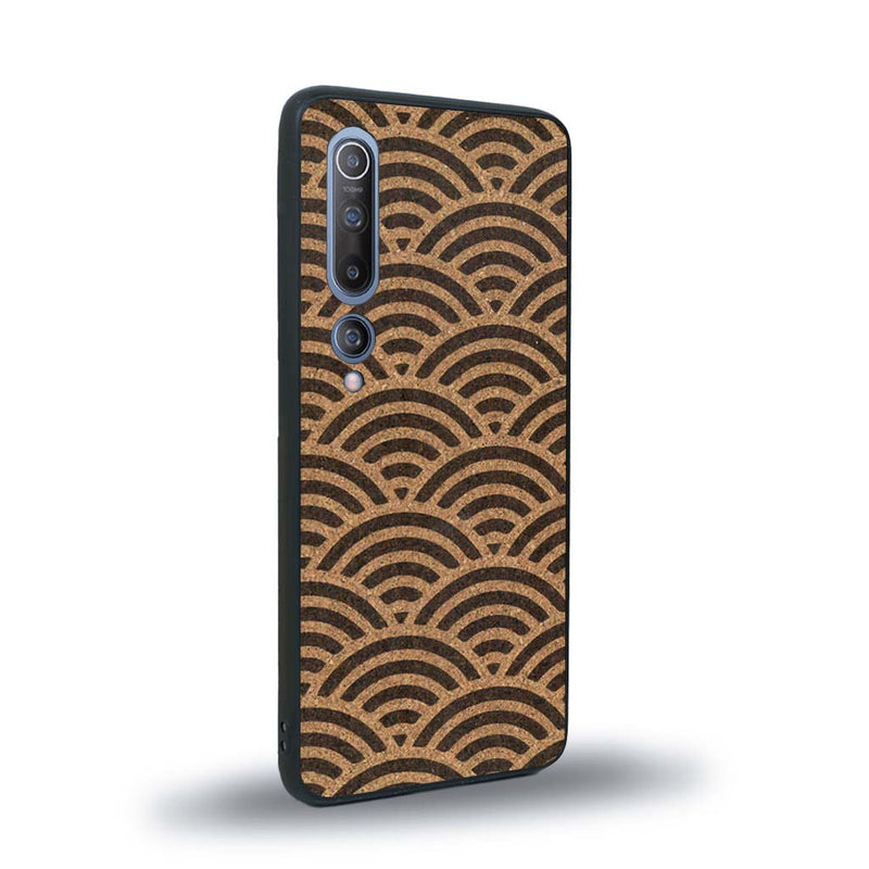 Coque de protection en bois véritable fabriquée en France pour Xiaomi Mi 10 baptisée "La Sinjak" avec un motif de gravure abstrait représentant la répétition d'un symbole wifi