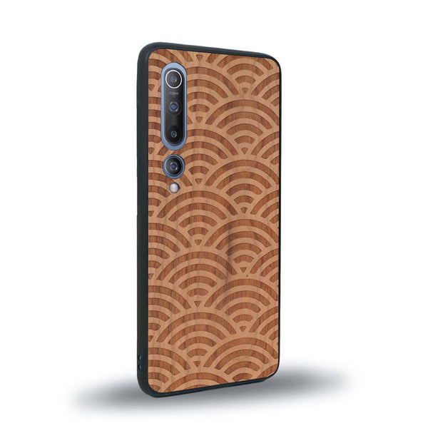 Coque de protection en bois véritable fabriquée en France pour Xiaomi Mi 10 baptisée "La Sinjak" avec un motif de gravure abstrait représentant la répétition d'un symbole wifi