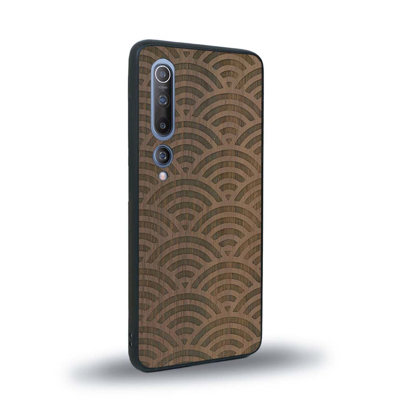 Coque de protection en bois véritable fabriquée en France pour Xiaomi Mi 10 baptisée "La Sinjak" avec un motif de gravure abstrait représentant la répétition d'un symbole wifi