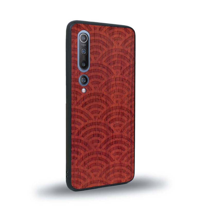 Coque de protection en bois véritable fabriquée en France pour Xiaomi Mi 10 baptisée "La Sinjak" avec un motif de gravure abstrait représentant la répétition d'un symbole wifi