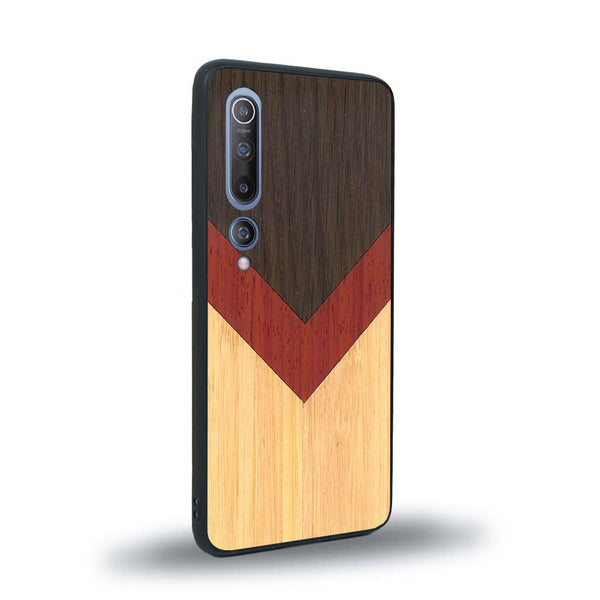 Coque de protection en bois véritable fabriquée en France pour Xiaomi Mi 10 alliant du chêne fumé, du padouk et du bambou en forme de chevron sur le thème de l'art abstrait