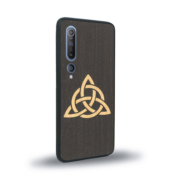 Coque de protection en bois véritable fabriquée en France pour Xiaomi Mi 10 alliant du chêne fumé et du bambou représentant une triquetra