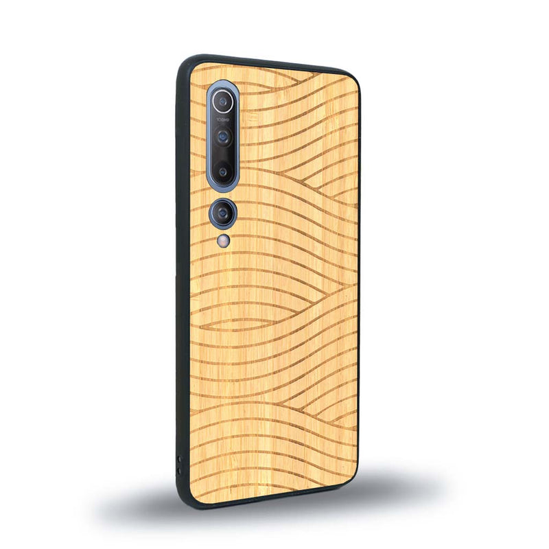 Coque de protection en bois véritable fabriquée en France pour Xiaomi Mi 10 avec un motif moderne et minimaliste sur le thème waves et wavy représentant les vagues de l'océan