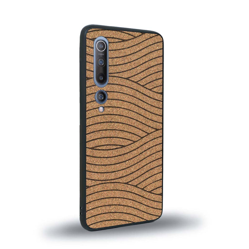 Coque de protection en bois véritable fabriquée en France pour Xiaomi Mi 10 avec un motif moderne et minimaliste sur le thème waves et wavy représentant les vagues de l'océan