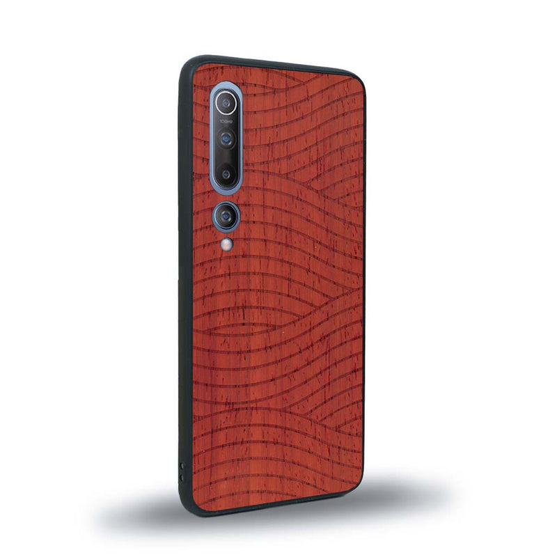 Coque de protection en bois véritable fabriquée en France pour Xiaomi Mi 10 avec un motif moderne et minimaliste sur le thème waves et wavy représentant les vagues de l'océan