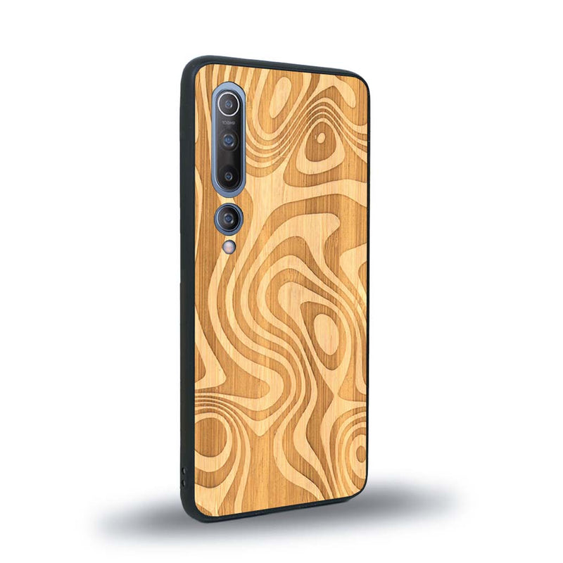 Coque de protection en bois véritable fabriquée en France pour Xiaomi Mi 10 avec un motif abstrait représentant les mouvements de l'eau