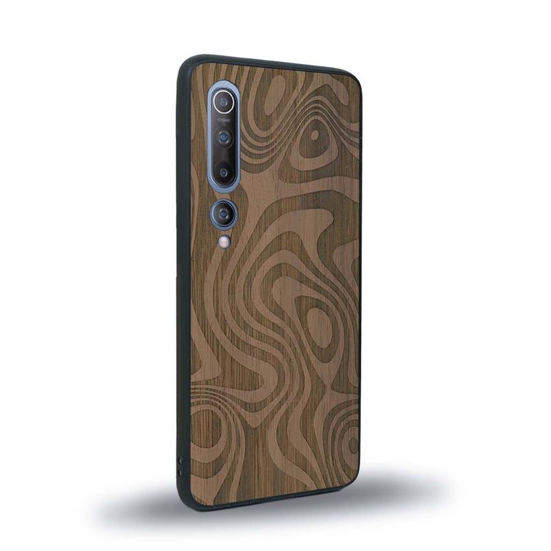 Coque de protection en bois véritable fabriquée en France pour Xiaomi Mi 10 avec un motif abstrait représentant les mouvements de l'eau