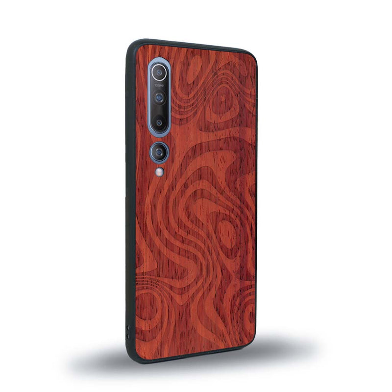 Coque de protection en bois véritable fabriquée en France pour Xiaomi Mi 10 avec un motif abstrait représentant les mouvements de l'eau