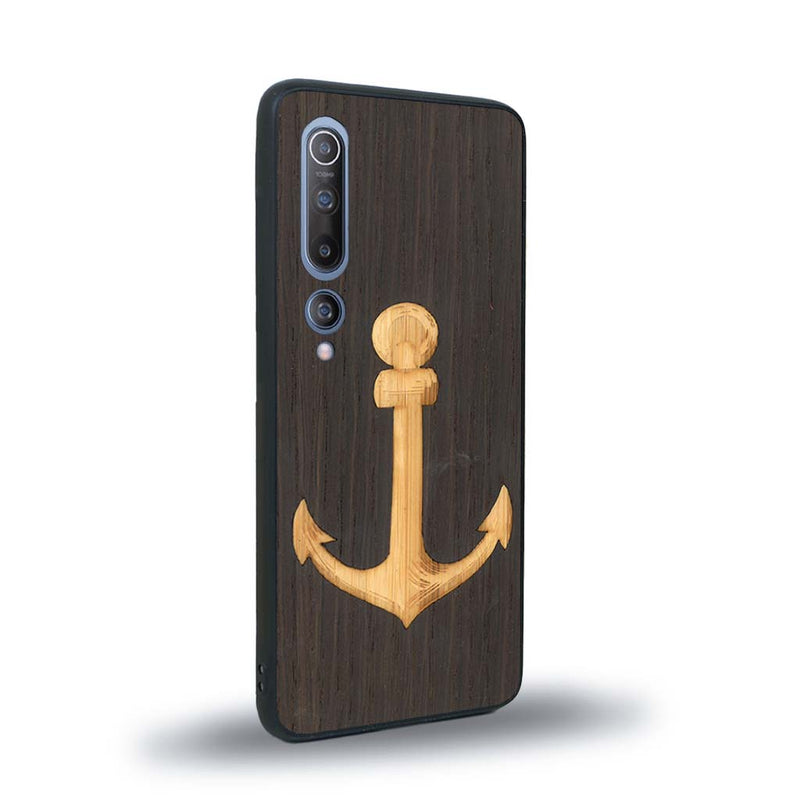 Coque de protection en bois véritable fabriquée en France pour Xiaomi Mi 10 sur le thème nautique avec un bois clair et un bois foncé représentant une ancre de bateau