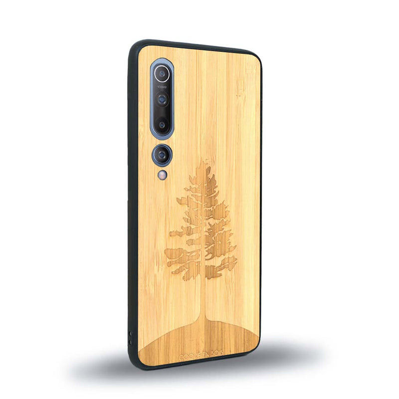 Coque de protection en bois véritable fabriquée en France pour Xiaomi Mi 10 sur le thème de la nature, de la fôret et de l'écoresponsabilité avec une gravure représentant un arbre 