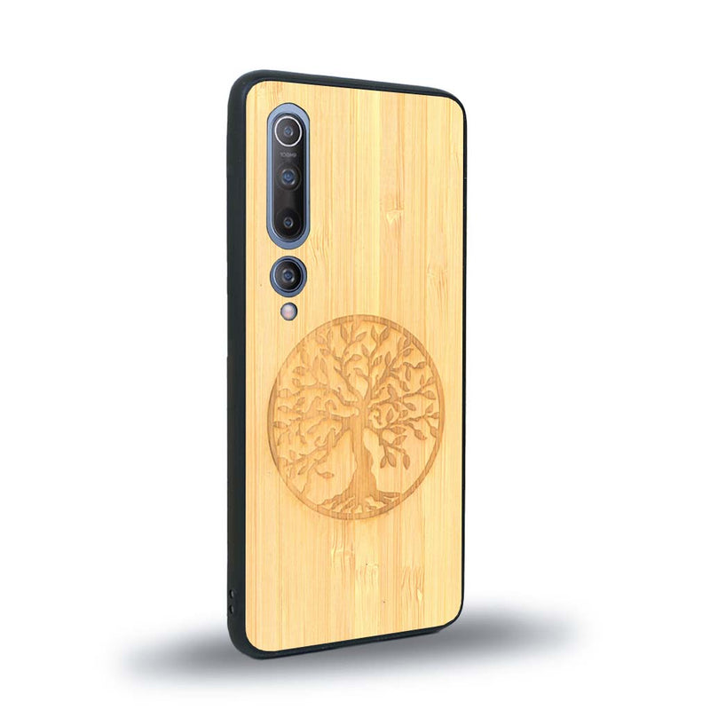 Coque de protection en bois véritable fabriquée en France pour Xiaomi Mi 10 sur le thème de la spiritualité et du yoga avec une gravure zen représentant un arbre de vie