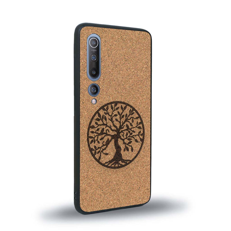 Coque de protection en bois véritable fabriquée en France pour Xiaomi Mi 10 sur le thème de la spiritualité et du yoga avec une gravure zen représentant un arbre de vie