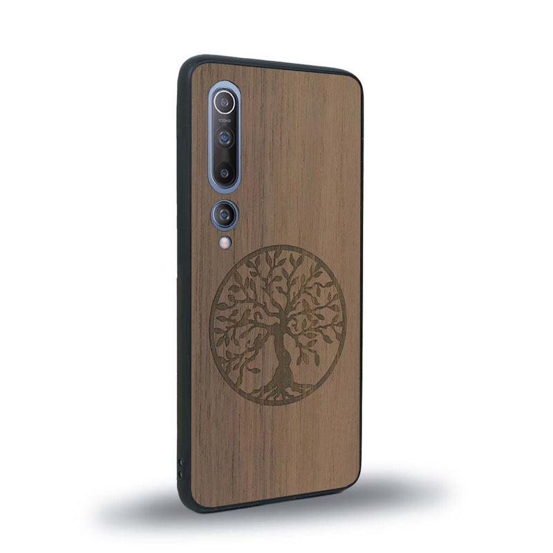 Coque de protection en bois véritable fabriquée en France pour Xiaomi Mi 10 sur le thème de la spiritualité et du yoga avec une gravure zen représentant un arbre de vie