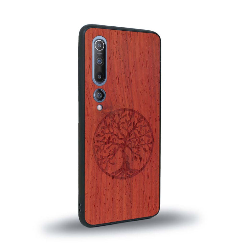 Coque de protection en bois véritable fabriquée en France pour Xiaomi Mi 10 sur le thème de la spiritualité et du yoga avec une gravure zen représentant un arbre de vie