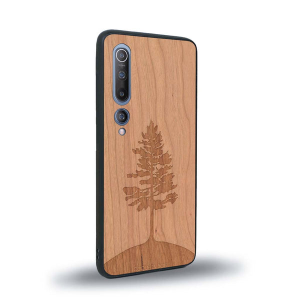 Coque de protection en bois véritable fabriquée en France pour Xiaomi Mi 10 sur le thème de la nature, de la fôret et de l'écoresponsabilité avec une gravure représentant un arbre 