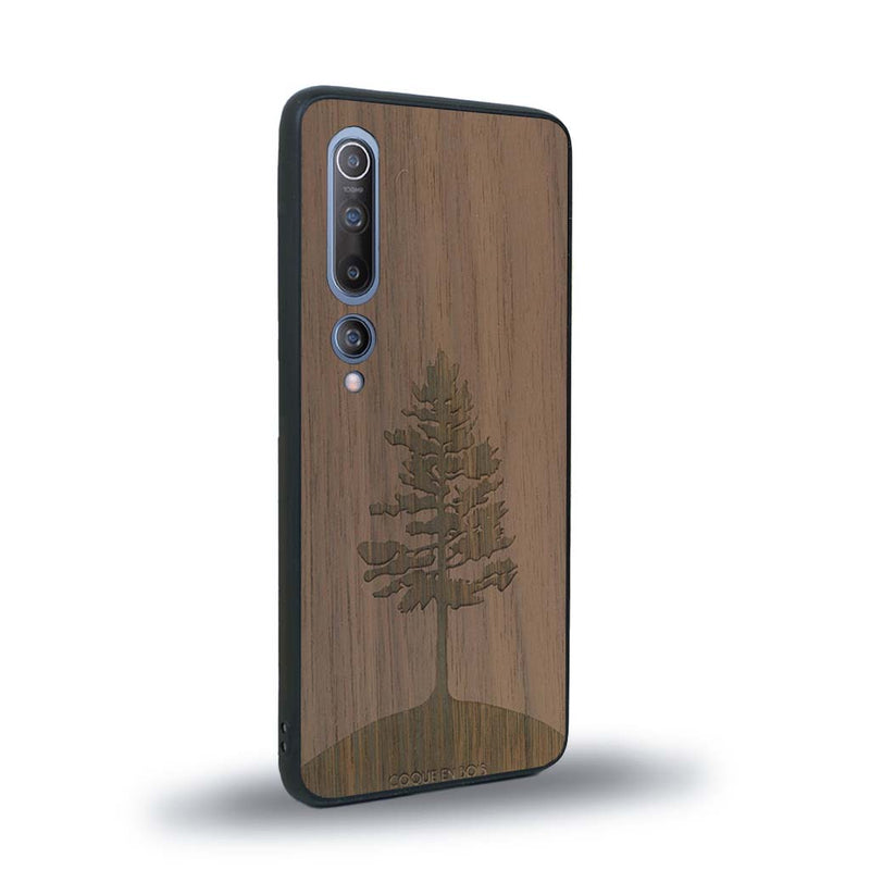 Coque de protection en bois véritable fabriquée en France pour Xiaomi Mi 10 sur le thème de la nature, de la fôret et de l'écoresponsabilité avec une gravure représentant un arbre 