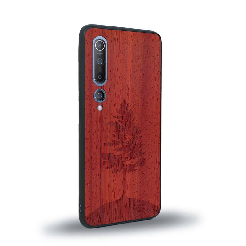 Coque de protection en bois véritable fabriquée en France pour Xiaomi Mi 10 sur le thème de la nature, de la fôret et de l'écoresponsabilité avec une gravure représentant un arbre 