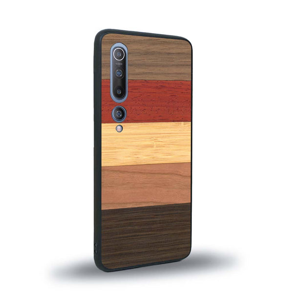 Coque de protection en bois véritable fabriquée en France pour Xiaomi Mi 10 alliant des bandes horizontales de bambou, merisier, padouk, noyer et chêne fumé