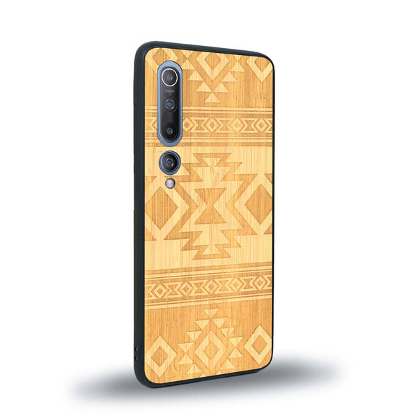 Coque de protection en bois véritable fabriquée en France pour Xiaomi Mi 10 avec des motifs géométriques s'inspirant des temples aztèques, mayas et incas