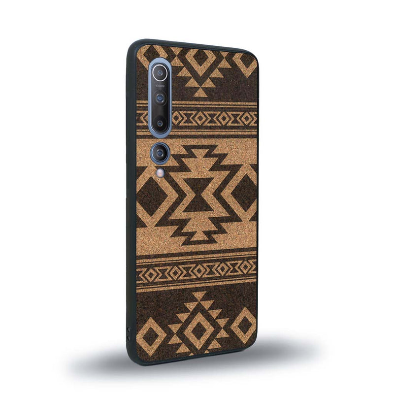 Coque de protection en bois véritable fabriquée en France pour Xiaomi Mi 10 avec des motifs géométriques s'inspirant des temples aztèques, mayas et incas