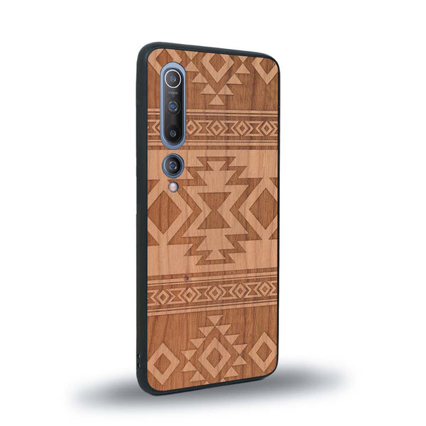 Coque de protection en bois véritable fabriquée en France pour Xiaomi Mi 10 avec des motifs géométriques s'inspirant des temples aztèques, mayas et incas