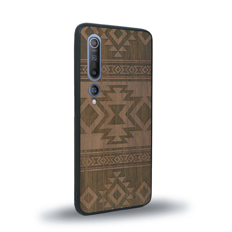 Coque de protection en bois véritable fabriquée en France pour Xiaomi Mi 10 avec des motifs géométriques s'inspirant des temples aztèques, mayas et incas