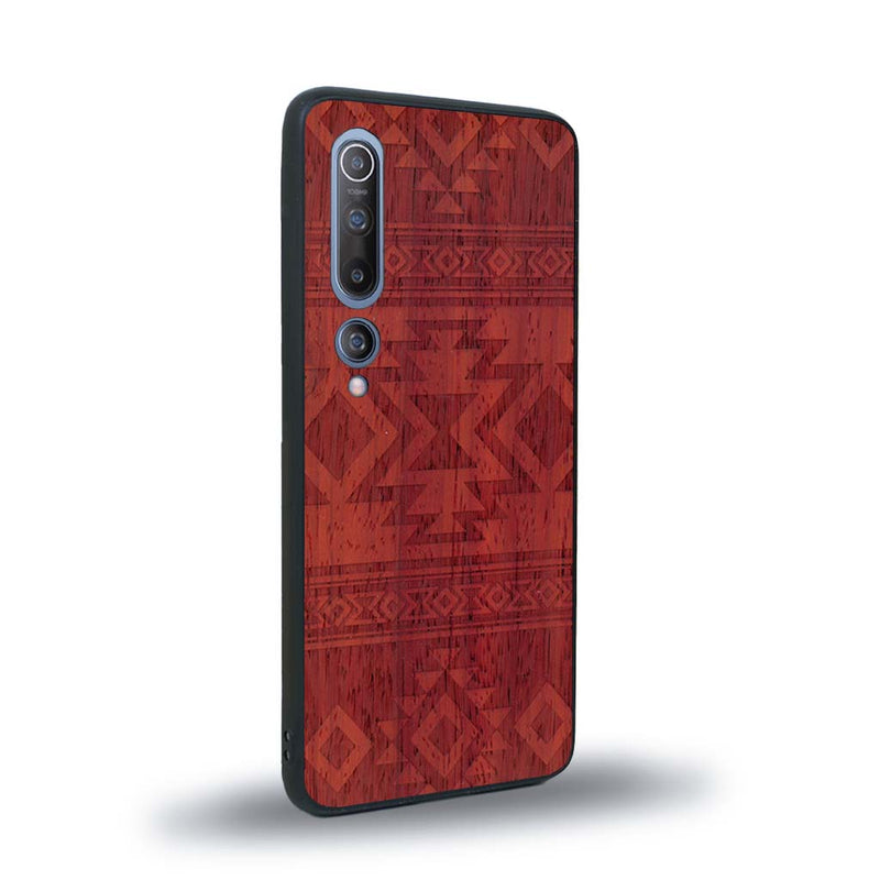Coque de protection en bois véritable fabriquée en France pour Xiaomi Mi 10 avec des motifs géométriques s'inspirant des temples aztèques, mayas et incas
