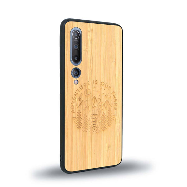 Coque de protection en bois véritable fabriquée en France pour Xiaomi Mi 10 sur le thème du camping en pleine nature et du bivouac avec la phrase "Aventure is out there"