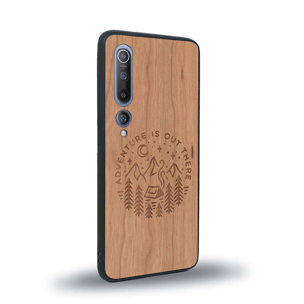 Coque de protection en bois véritable fabriquée en France pour Xiaomi Mi 10 sur le thème du camping en pleine nature et du bivouac avec la phrase "Aventure is out there"