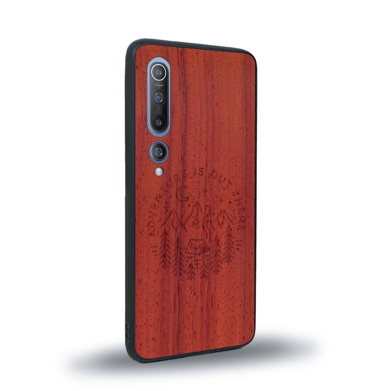 Coque de protection en bois véritable fabriquée en France pour Xiaomi Mi 10 sur le thème du camping en pleine nature et du bivouac avec la phrase "Aventure is out there"