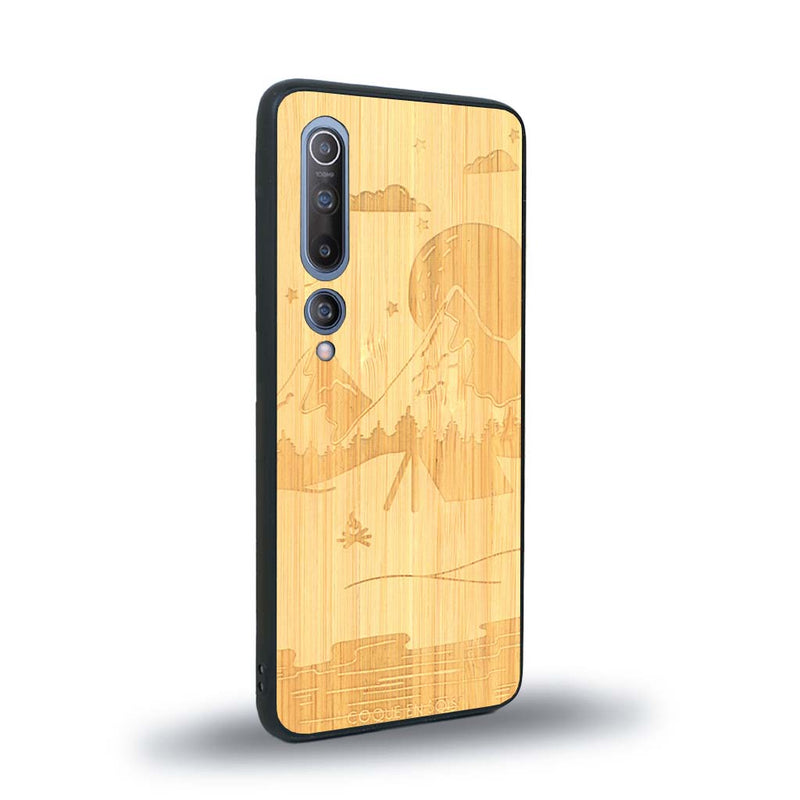 Coque de protection en bois véritable fabriquée en France pour Xiaomi Mi 10 sur le thème du camping en pleine nature représentant une tente avec un feu de camp entouré de montagnes