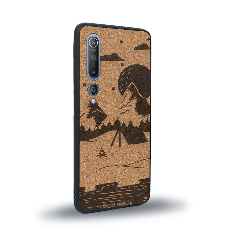 Coque de protection en bois véritable fabriquée en France pour Xiaomi Mi 10 sur le thème du camping en pleine nature représentant une tente avec un feu de camp entouré de montagnes