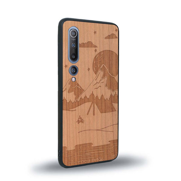 Coque de protection en bois véritable fabriquée en France pour Xiaomi Mi 10 sur le thème du camping en pleine nature représentant une tente avec un feu de camp entouré de montagnes