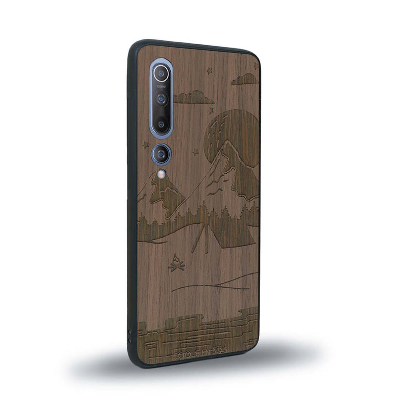 Coque de protection en bois véritable fabriquée en France pour Xiaomi Mi 10 sur le thème du camping en pleine nature représentant une tente avec un feu de camp entouré de montagnes