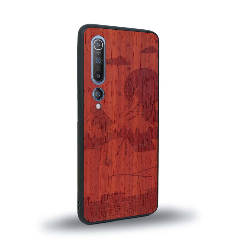 Coque de protection en bois véritable fabriquée en France pour Xiaomi Mi 10 sur le thème du camping en pleine nature représentant une tente avec un feu de camp entouré de montagnes