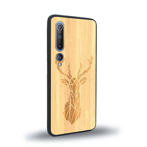 Coque de protection en bois véritable fabriquée en France pour Xiaomi Mi 10 sur le thème de la nature et des animaux représentant une tête de cerf gométrique avec un design moderne et minimaliste