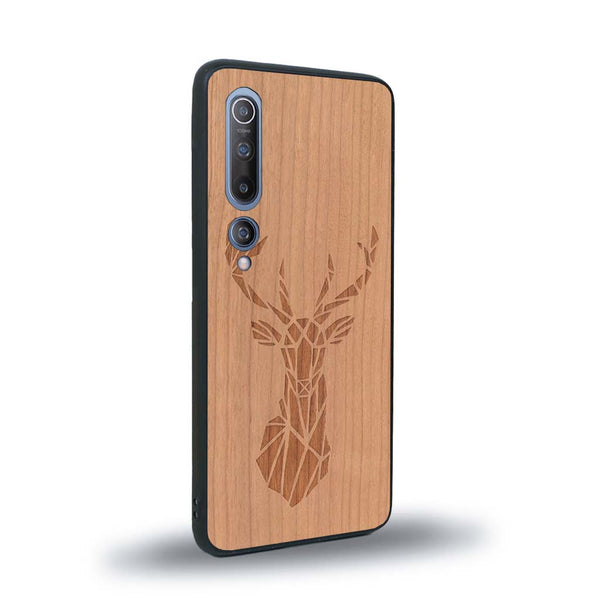 Coque de protection en bois véritable fabriquée en France pour Xiaomi Mi 10 sur le thème de la nature et des animaux représentant une tête de cerf gométrique avec un design moderne et minimaliste