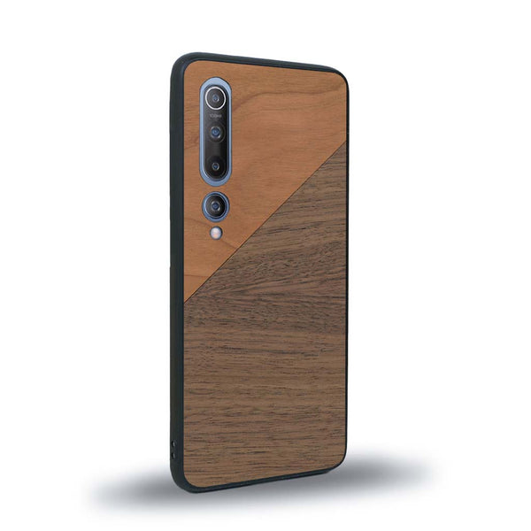 Coque de protection en bois véritable fabriquée en France pour Xiaomi Mi 10 alliant du merisier et du noyer formant chacun un triangle avec une jointure en diagonale sur le thème de l'art abstrait