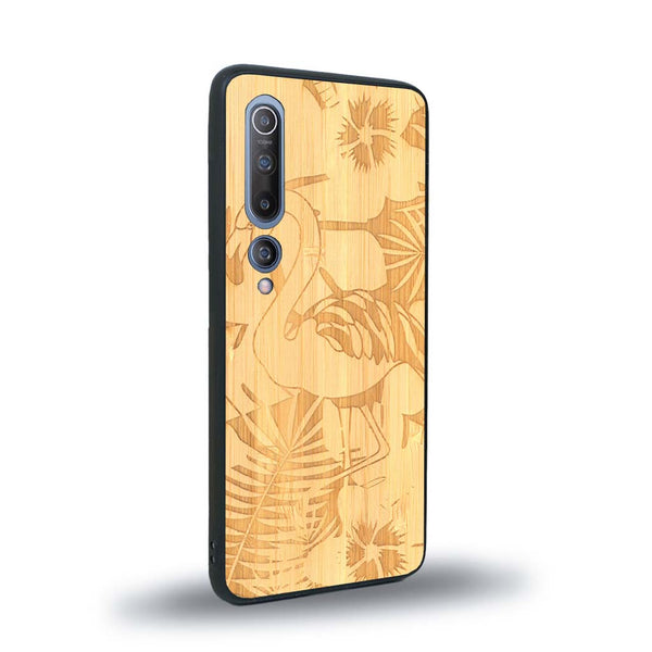 Coque de protection en bois véritable fabriquée en France pour Xiaomi Mi 10 sur le thème de la nature et des animaux représentant un flamant rose entre des fougères