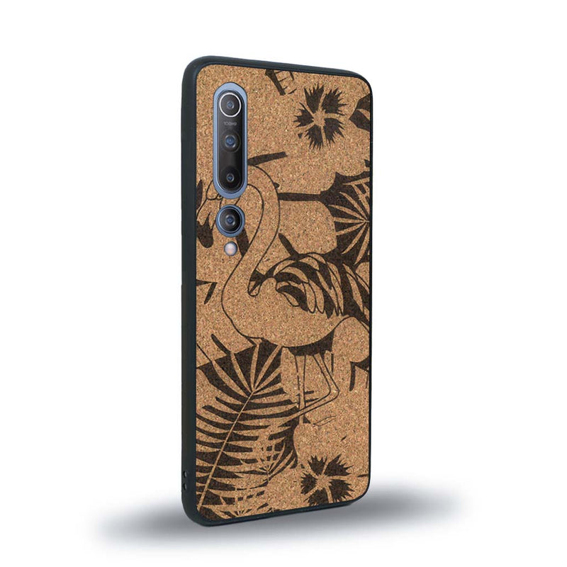 Coque de protection en bois véritable fabriquée en France pour Xiaomi Mi 10 sur le thème de la nature et des animaux représentant un flamant rose entre des fougères