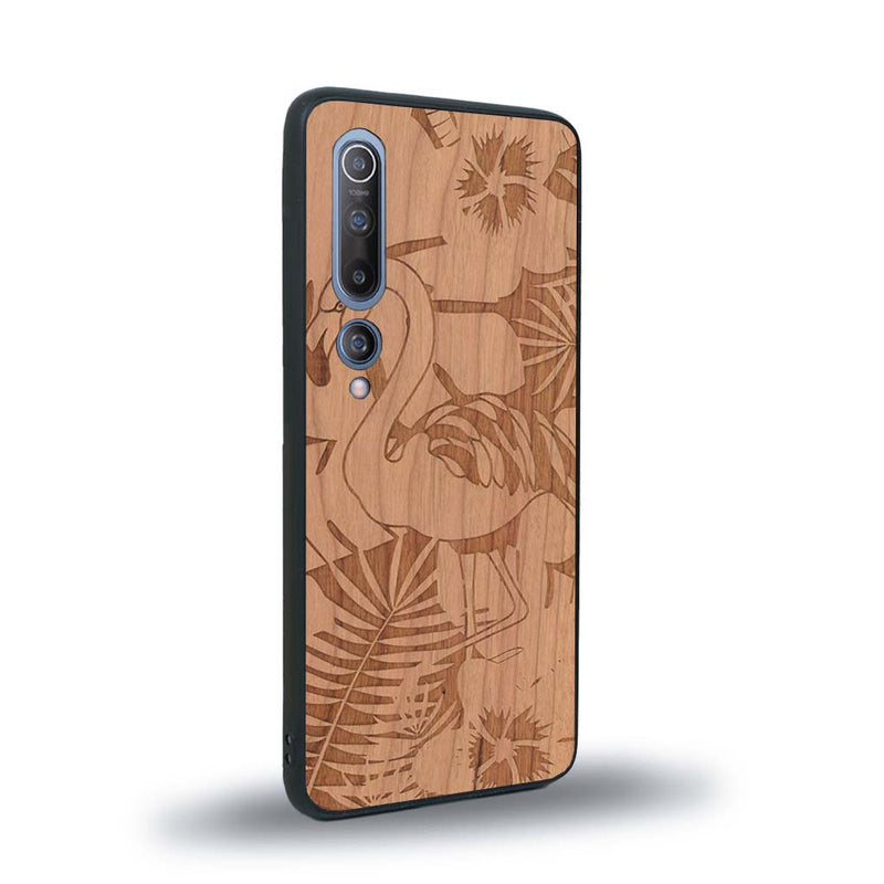 Coque de protection en bois véritable fabriquée en France pour Xiaomi Mi 10 sur le thème de la nature et des animaux représentant un flamant rose entre des fougères