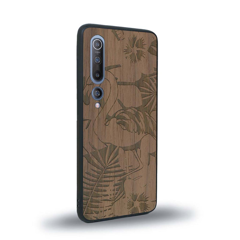 Coque de protection en bois véritable fabriquée en France pour Xiaomi Mi 10 sur le thème de la nature et des animaux représentant un flamant rose entre des fougères