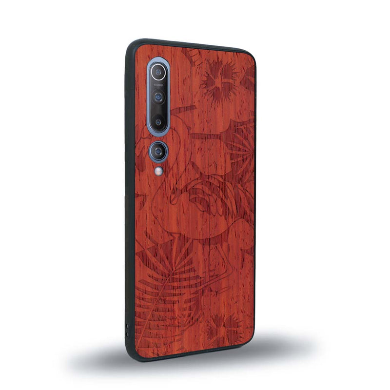 Coque de protection en bois véritable fabriquée en France pour Xiaomi Mi 10 sur le thème de la nature et des animaux représentant un flamant rose entre des fougères